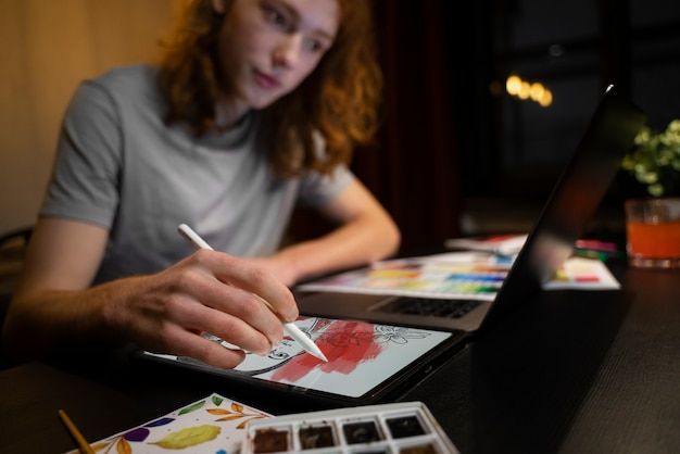 Студент Mind Run использует микро-обучение на планшете